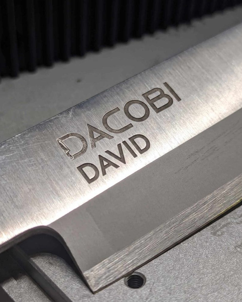 Personalizirana darila za moške, lasersko graviranje na rezilu v delavnici DACOBI